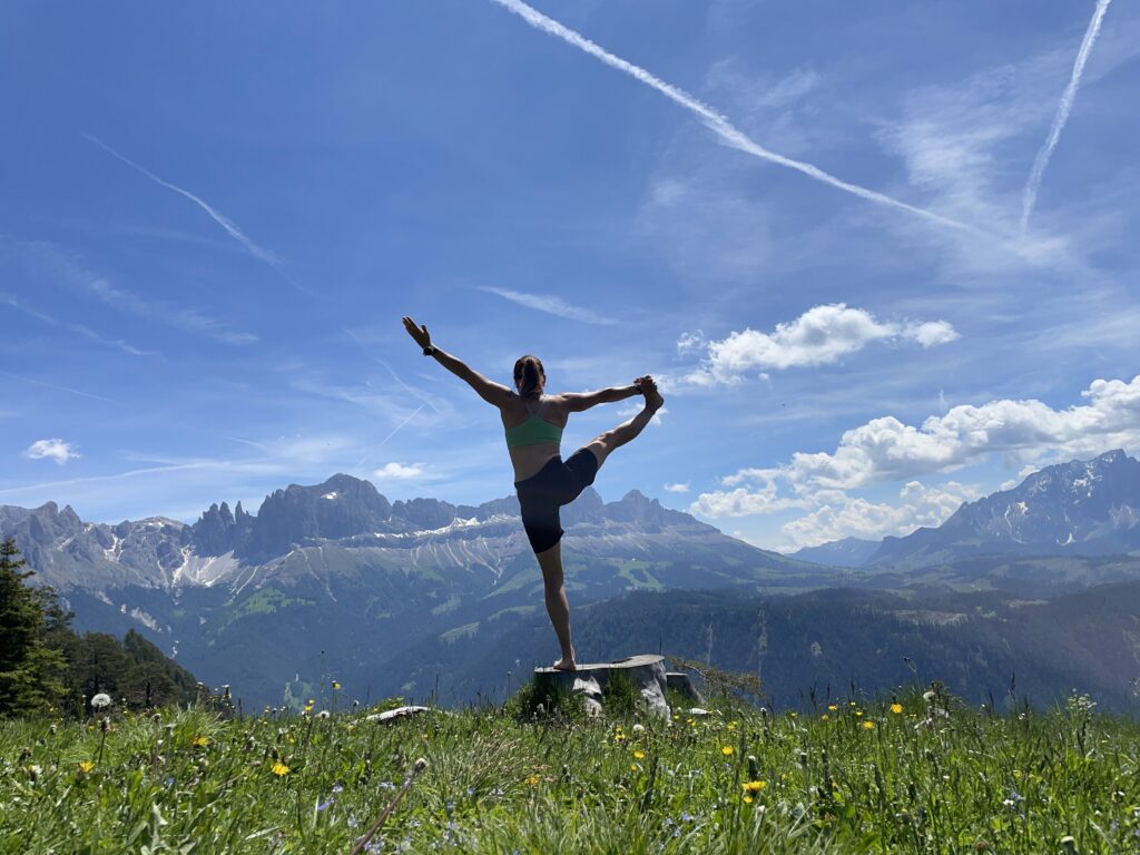 Immagine di un movimento d'equilibrio con panorama sulle Dolomiti