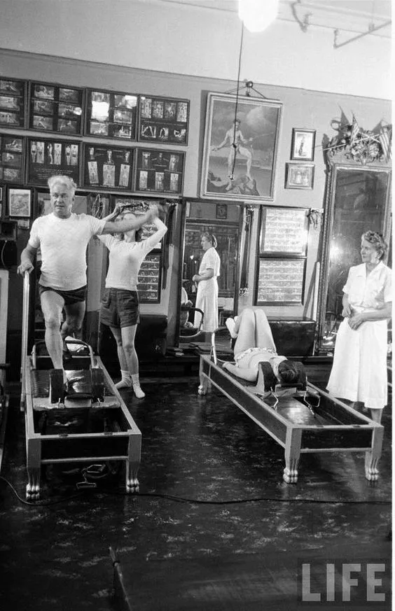 Immagine tratta dalla copertina di Life, raffigurante Joseph Pilates che insegna nel suo Studio