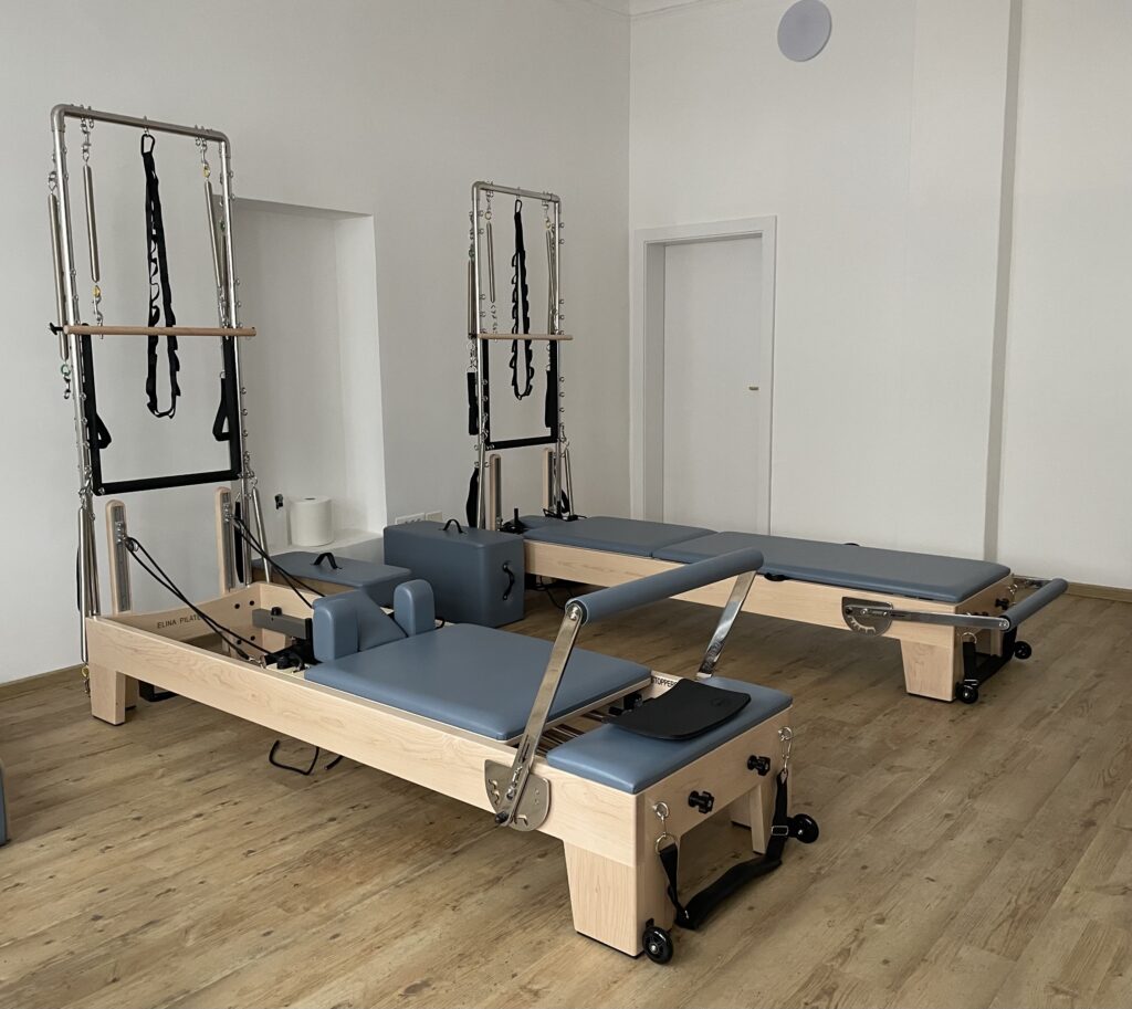 Immagine di due Reformer Elina Pilates con Tower, in versione Reformer e Cadillac