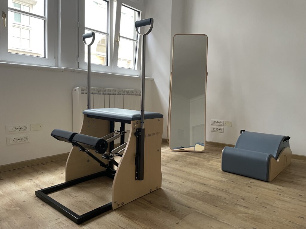 Immagina di una Chair Combo e di uno Spine Corrector della ditta Elina Pilates